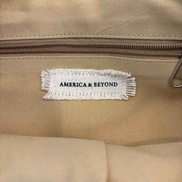America & Beyond Medium BeadedTote w/ Bag Strap & Wristlet/Pouch - Natural Gold - Picture 8 of 12